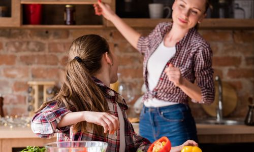 Μια απλή αλλαγή στην ώρα του βραδινού μπορεί να βελτιώσει την υγεία και τον ύπνο σας τον χειμώνα