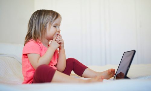 Οθόνες και νήπια: Το μεγαλύτερο λάθος που κάνουν οι γονείς, σύμφωνα με ειδικό