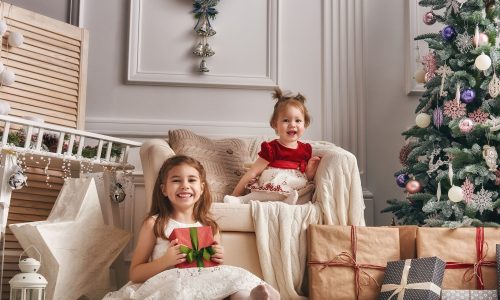 Ο κανόνας των τεσσάρων δώρων: Ένα viral xριστουγεννιάτικο τρικ που καλλιεργεί την ευγνωμοσύνη