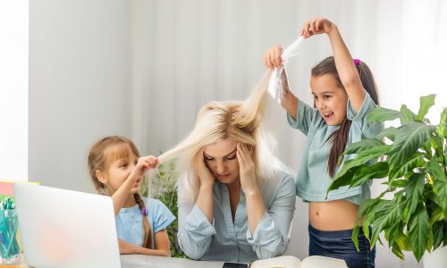 Οι μαμάδες επιβιώνουν, δεν ευημερούν: Τι αποκαλύπτει έρευνα του 2025 για τη μητρότητα