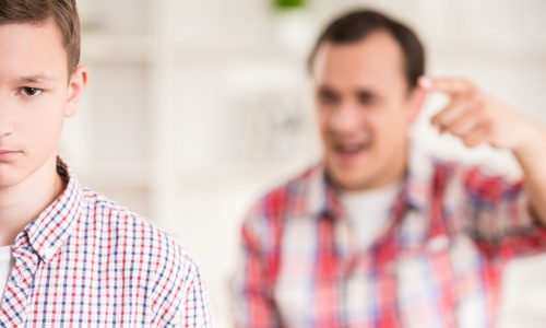 Για ποιο λόγο τσακώνονται συχνά οι γονείς με τα έφηβα παιδιά τους, σύμφωνα με έρευνα