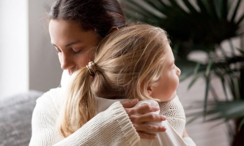 «Μαμά, μη φεύγεις...»: 4 ιδέες για να κάνετε τον πρωινό αποχωρισμό πιο εύκολο