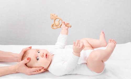 Είναι ασφαλές να πηγαίνουν τα μωρά σε χειροπράκτη; Τι πρέπει να ξέρουν οι γονείς