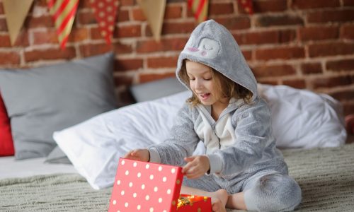 Έρευνες αποκαλύπτουν: Τα πολλά παιχνίδια κάνουν τα παιδιά… δυστυχισμένα