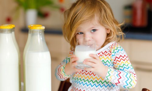 Γιατί το πλήρες γάλα είναι τελικά ωφέλιμο για τα παιδιά – Τι λέει ο ειδικός