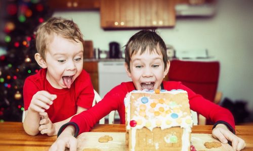 Φτιάξτε gingerbread χριστουγεννιάτικα σπιτάκια με μπισκότα πτι μπερ