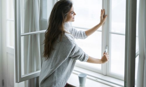 Ποιες είναι οι κατάλληλες ώρες για να αερίζετε το σπίτι σας τον χειμώνα
