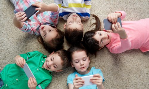 Παιδιά με smartphone πριν τα 12 έχουν αυξημένο κίνδυνο προβλημάτων υγείας, σύμφωνα με νέα μελέτη