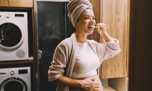 Πώς οι ορμόνες και οι συνήθειες επηρεάζουν τα δόντια και τα ούλα στην εγκυμοσύνη;