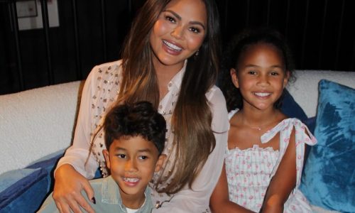 Η μικρή Luna αφιέρωσε στη μαμά της, Chrissy Teigen ένα μοναδικό «Βραβείο Θάρρους»