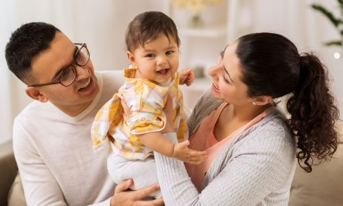 Θετική ανατροφή: Όσα δεν σου είπαν για τον πρώτο χρόνο του μωρού — Και πώς να τον ζήσεις με ηρεμία