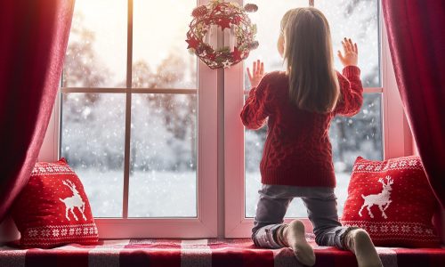 10 γρήγοροι και οικονομικοί τρόποι να στολίσετε τα παράθυρά σας φέτος τα Χριστούγεννα