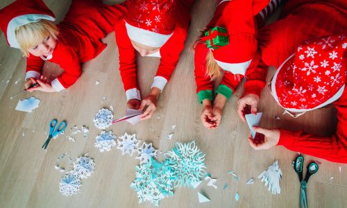 Χάρτινες χιονονιφάδες: Μια χριστουγεννιάτικη κατασκευή που ενθουσιάζει όλα τα παιδιά