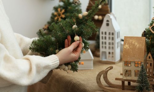 8 ιδέες για χριστουγεννιάτικα δέντρα σε μικρούς χώρους που «κλέβουν» την παράσταση