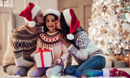 Έρευνα: Πώς τα παιδιά κρατούν ζωντανό το πνεύμα των Χριστουγέννων για όλη την οικογένεια