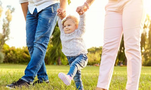 6 απλοί τρόποι για να βοηθήσετε το μωρό σας να περπατήσει