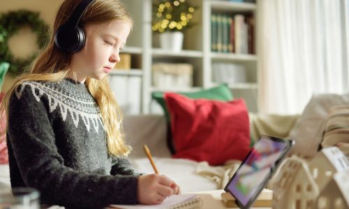 Christmas mood και διάβασμα: Πώς να κρατήσεις τα παιδιά συγκεντρωμένα πριν τις διακοπές