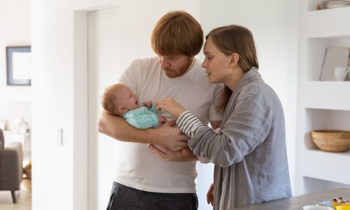 96% των νέων γονιών έχουν τρομακτικές σκέψεις – Γιατί δεν πρέπει να πανικοβάλλεστε