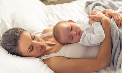 Το TikTok trend που υπόσχεται καλύτερο ύπνο στα μωρά… αλλά δεν δουλεύει