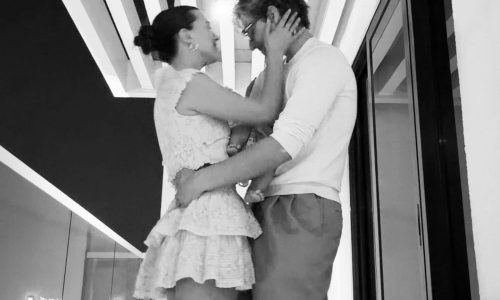 Η κόρη της Millie Bobby Brown περνάει χρόνο με τον παππού Jon Bon Jovi στη πιο γλυκιά νέα φωτογραφία