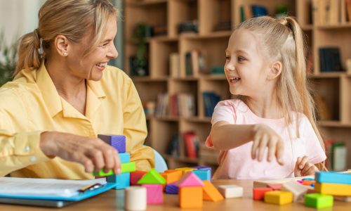 Πώς η παιγνιοθεραπεία βοηθά τα παιδιά να διαχειριστούν τα συναισθήματά τους και το άγχος τους