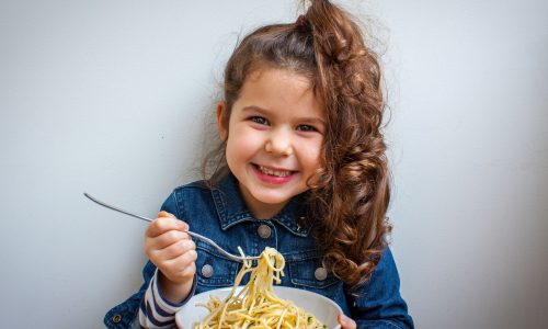 6 μυστικά για να σταματήσει το παιδί να τρώει μόνο μακαρόνια