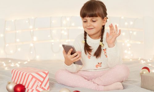 Θα πάρει το παιδί σου το πρώτο του κινητό για τα Χριστούγεννα; Τι πρέπει να κάνεις από πριν