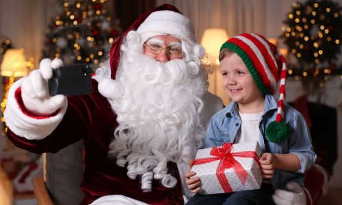 Πιέζετε κι εσείς το παιδί για μια φωτογραφία με τον Άγιο Βασίλη; Δείτε τι συμβουλεύει παιδοψυχίατρος
