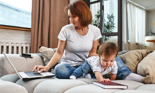 Τι δεν σου λέει κανείς όταν δουλεύεις από το σπίτι έχοντας ένα μωρό