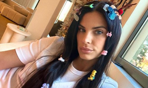 Χριστίνα Μπόμπα: Οι δίδυμες την έβαψαν, τη ζωγράφισαν και κόλλησαν αυτοκόλλητα παντού!