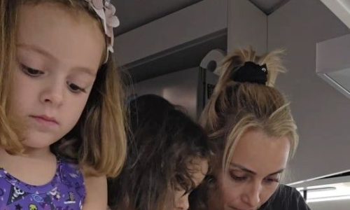 Βασιλική Μιλλούση: Η χειροτεχνία της Λένιας και της Σοφίας είναι το τέλειο χριστουγεννιάτικο project