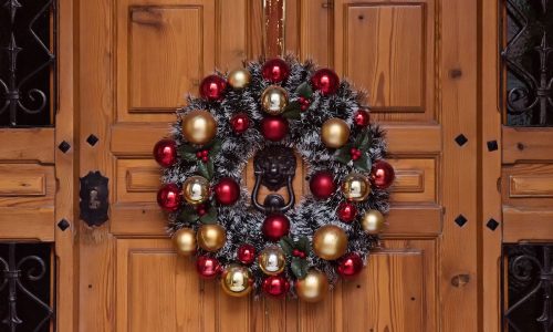 Χριστουγεννιάτικη διακόσμηση πόρτας: Απλές και στιλάτες επιλογές για την είσοδο του σπιτιού
