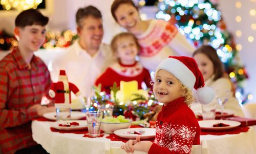 Παιδιά και φαγητό στις γιορτές: Πώς να αποφύγετε τις τοξικές συζητήσεις για δίαιτες