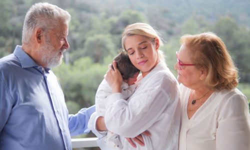 Τζένη Θεωνά: Οι τρυφερές φωτογραφίες με τον νεογέννητο γιο της και τους γονείς της