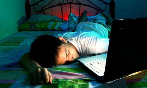 Γιατί οι έφηβοι κοιμούνται τόσο αργά; Η αλήθεια πίσω από το ξενύχτι
