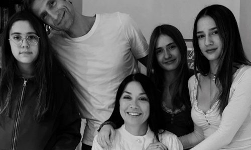 Νάντια Γιαννακοπούλου: Γενέθλια με καθυστέρηση - Η φωτογραφία με τις τρεις κόρες και τον σύζυγό της