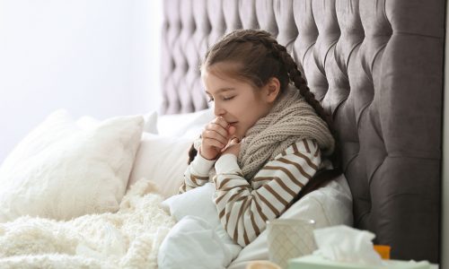 Βήχας στα παιδιά: Τι ισχύει για την ανακούφιση με κρεμμύδι;