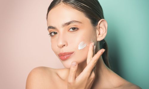 Πώς να ανανεώσετε πρόσωπο και λαιμό με τις σωστές αντιγηραντικές κρέμες προσώπου