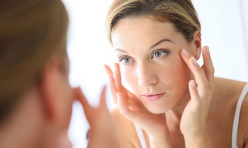 Αντιγήρανση προσώπου και ματιών: Η ρουτίνα που χαρίζει λάμψη και νεανική όψη