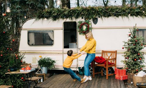 Μαμάδες: Πώς διαχειρίζονται το ψυχικό βάρος των γιορτών