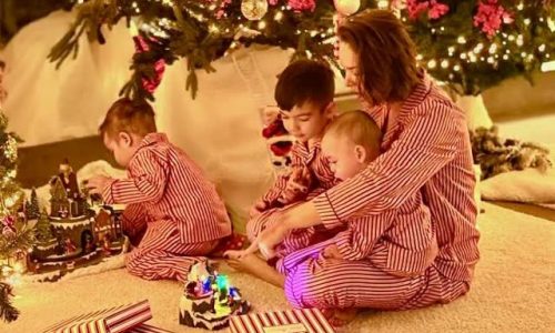 Η μαγεία των Χριστουγέννων στο σπίτι της Ανίτας Μπραντ με τους γιους της