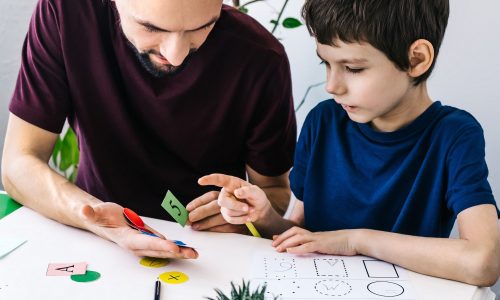 Πατέρας αυτιστικού παιδιού εξηγεί πώς οι γιορτές μπορούν να γίνουν πιο εύκολες για όλους