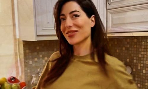 Η Φλορίντα Πετρουτσέλι έδειξε το εύκολο γιορτινό χτένισμα που μπορείτε να φτιάξετε στις κόρες σας