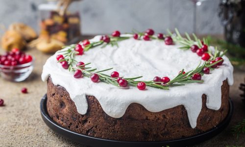 Γιορτινή βασιλόπιτα κέικ με ξηρούς καρπούς και αποξηραμένα φρούτα