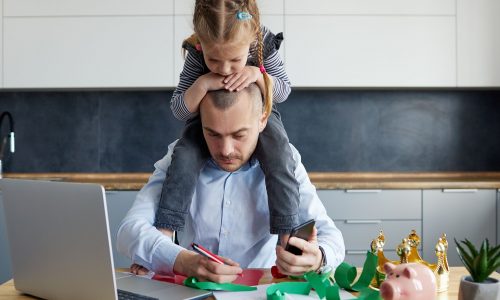 Το αόρατο φορτίο που κουβαλούν πολλοί μπαμπάδες