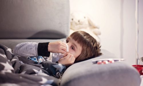 Τα απαραίτητα για το κρυολόγημα και τη γρίπη στα παιδιά που πρέπει να έχει μια μαμά στο σπίτι