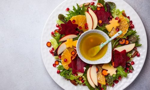 Γιορτινή σαλάτα με παντζάρι, μήλο, πορτοκάλι και σάλτσα μέλι-μουστάρδα