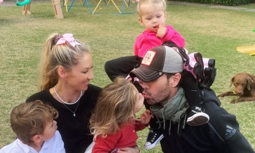 Enrique Iglesias - Anna Kournikova: Η ζωή με τα τέσσερα παιδιά μακριά από τα φώτα της δημοσιότητας