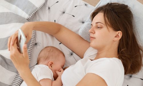 Μπορείς να χρησιμοποιείς το κινητό ενώ θηλάζεις; Τι υποστηρίζουν οι ειδικοί