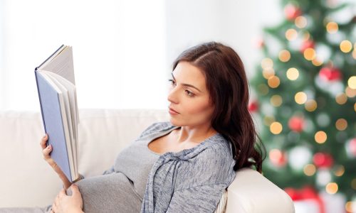 Βαριά ψυχολογία και εγκυμοσύνη μέσα στις γιορτές: Οδηγός επιβίωσης